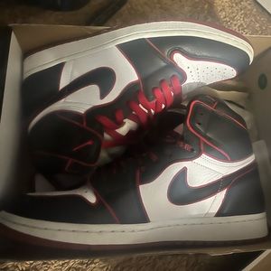 Used but very good condition jordan 1 with box and shoe strings